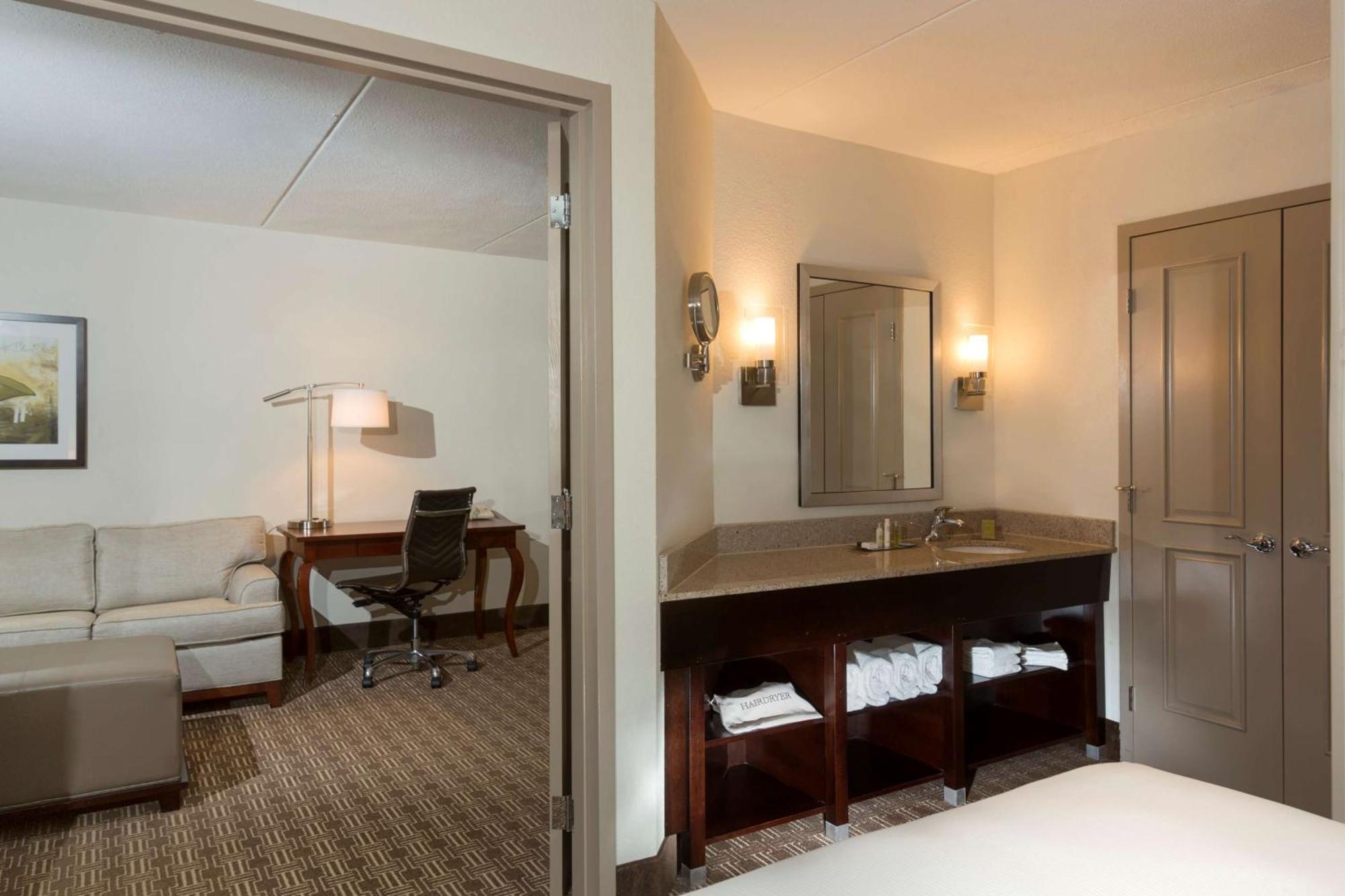 Hotel Doubletree By Hilton Airport 3*